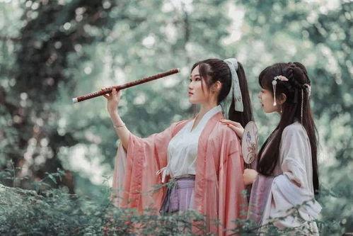 汉服吃瓜挽月,吃瓜挽月，探寻传统服饰之美